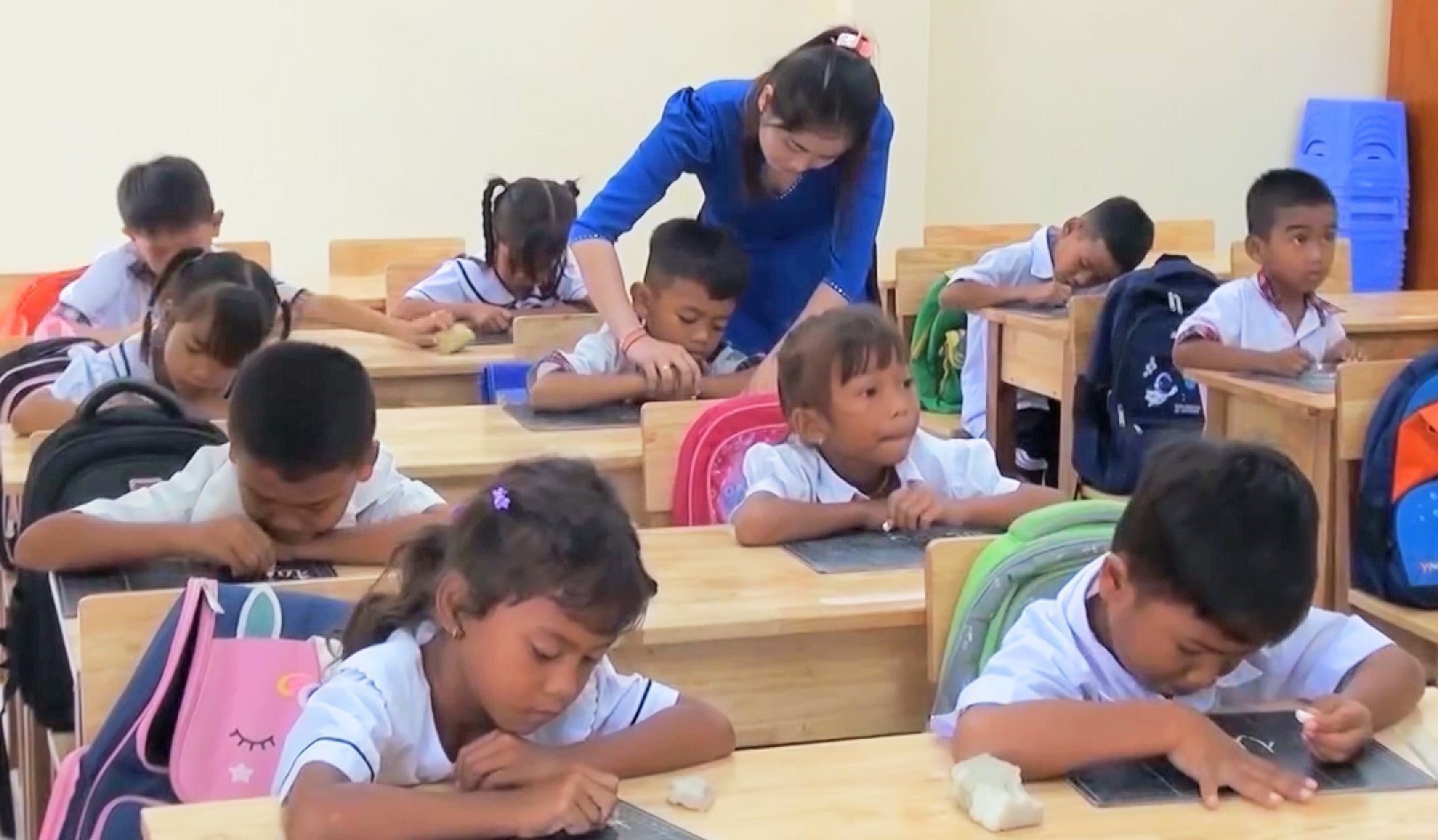 Cô giáo Nèang Lai My hướng dẫn từng học sinh từ nét chữ đầu tiên.