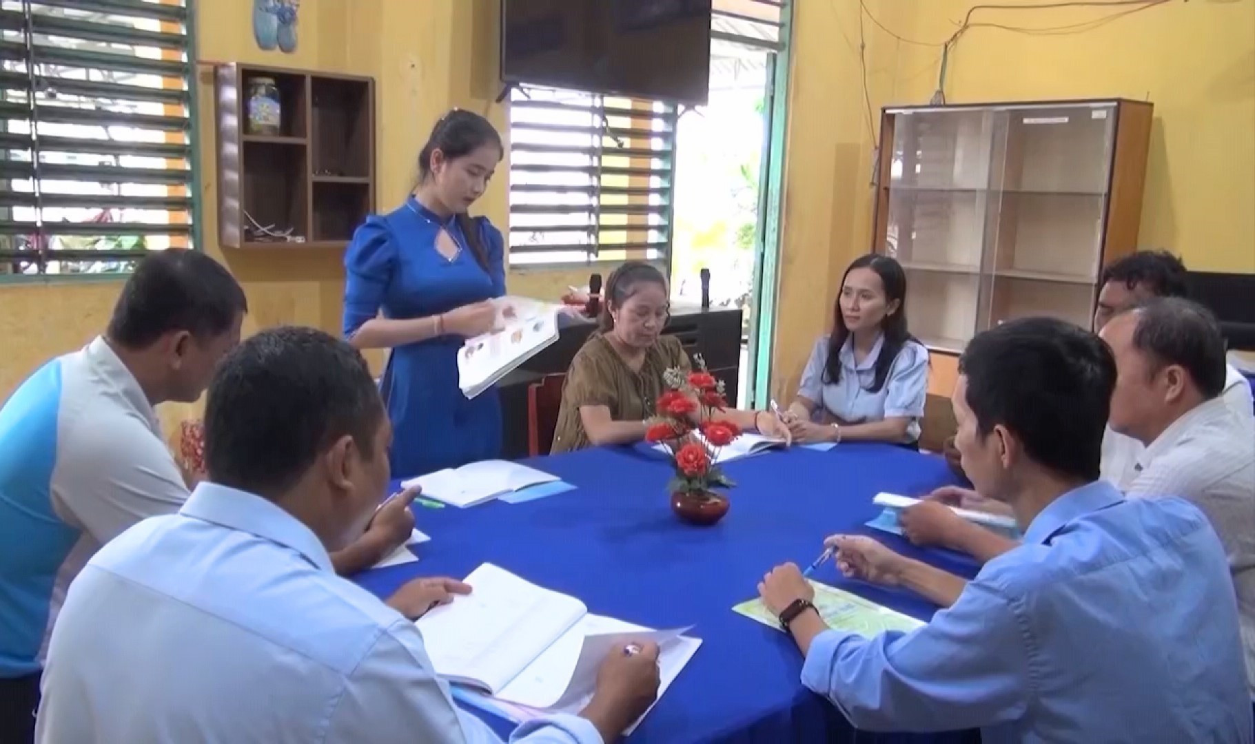 Cô giáo Nèang Lai My chia sẻ kinh nghiệm với các thầy, cô giáo đồng nghiệp trong trường.