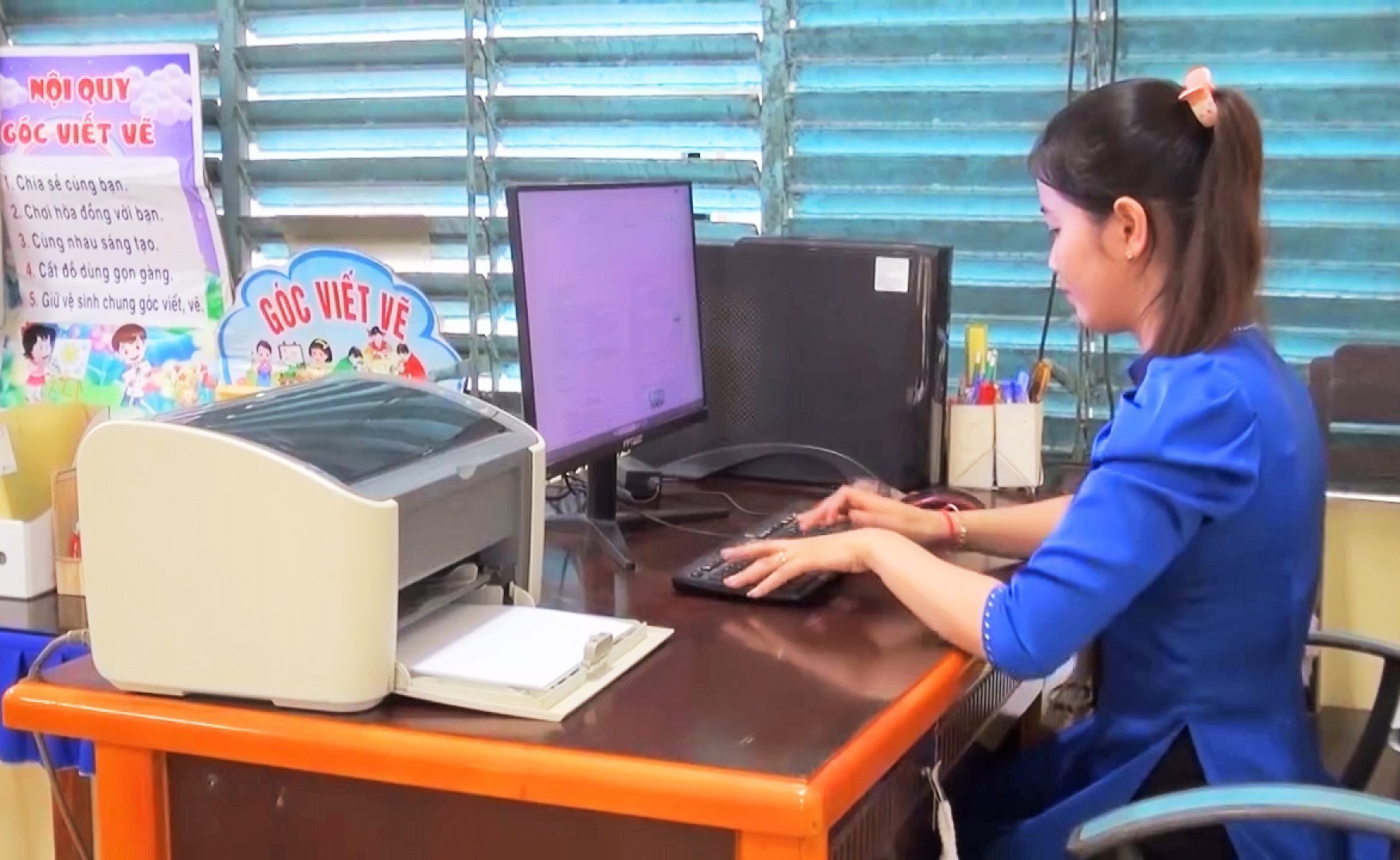 Trước mỗi giờ lên lớp, cô dành nhiều thời gian nghiên cứu, sưu tầm tài liệu, thiết kế bài giảng, ứng dụng công nghệ thông tin.