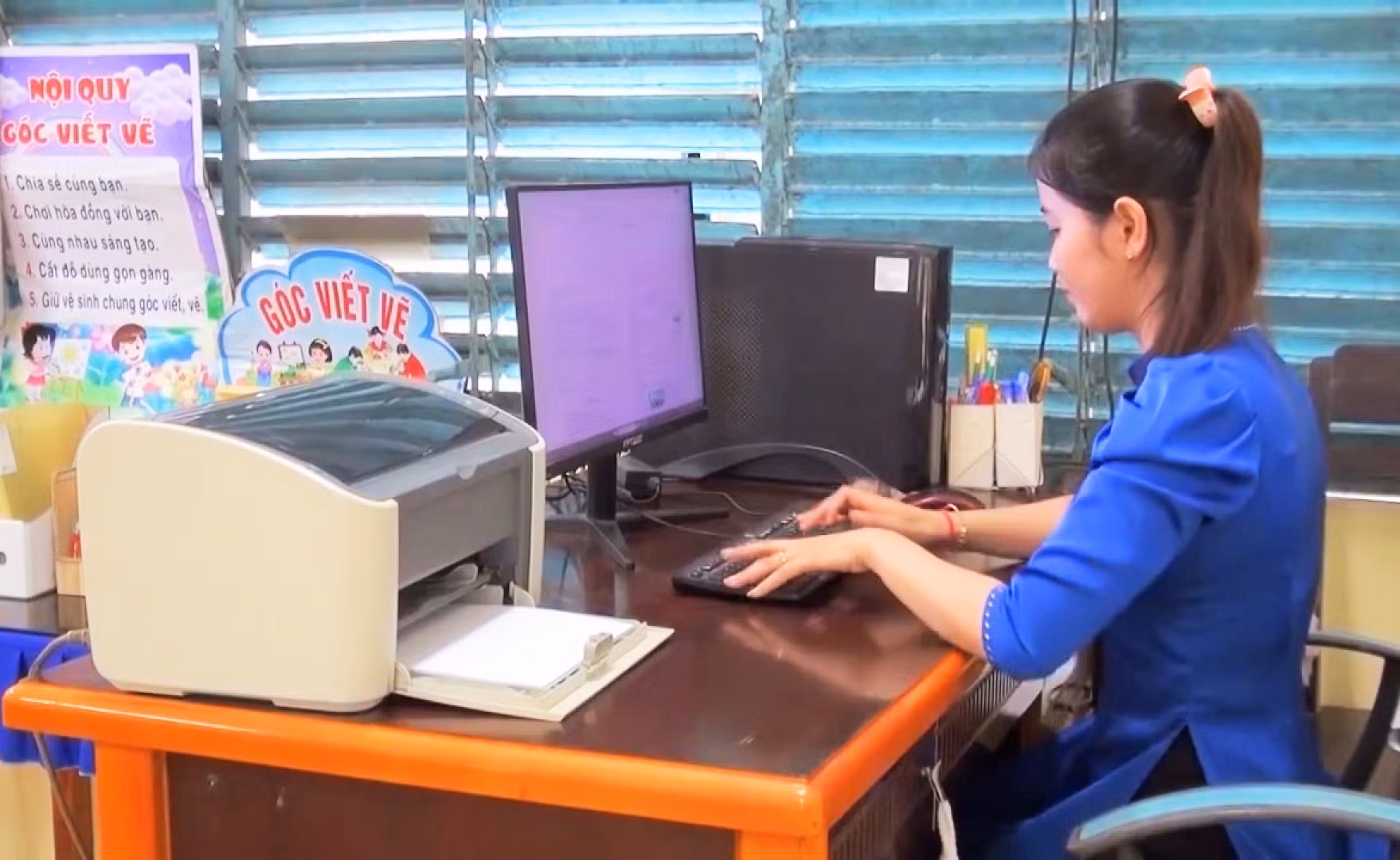 Trước mỗi giờ lên lớp, cô dành nhiều thời gian nghiên cứu, sưu tầm tài liệu, thiết kế bài giảng, ứng dụng công nghệ thông tin.