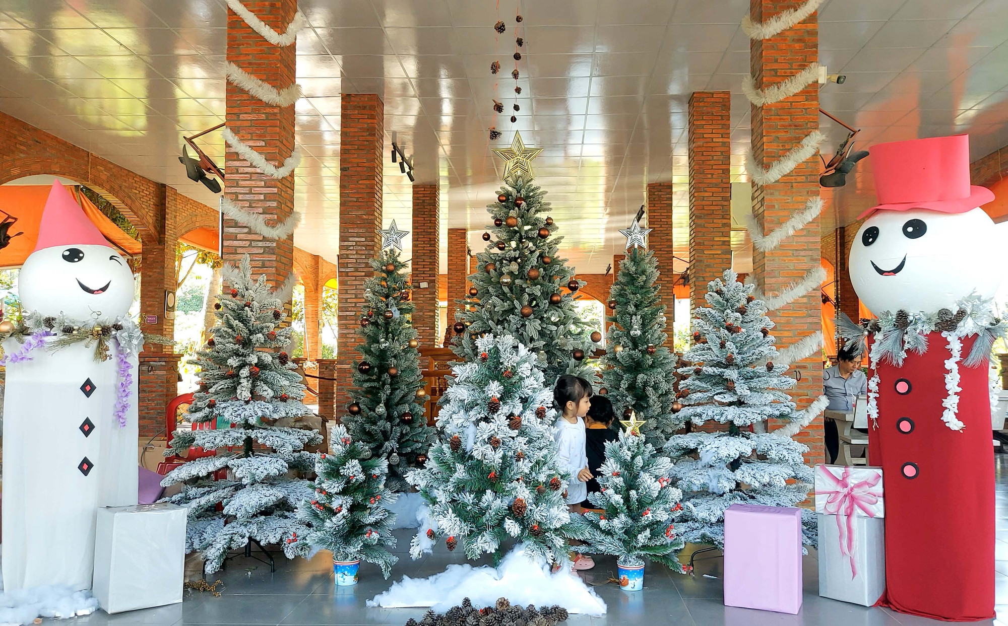 Với những cây thông Noel lấp lánh ánh tuyết tạo điểm nhấn, thu hút du khách đến mua sắm và chụp hình lưu niệm.