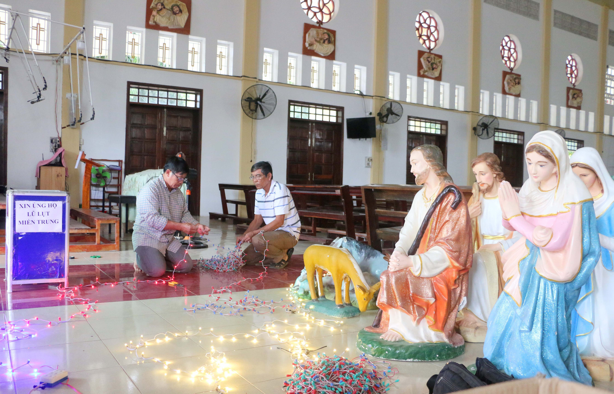 Thực hiện lời kêu gọi chung tay ủng hộ đồng bào miền Trung, Tây Nguyên bị ảnh hưởng của lũ lụt, năm nay công việc trang trí Giáng đinh được Giáo xứ Mân Côi tiết kiệm, tận dụng tối đa những vật trang trí từ năm ngoái, phần kinh phí tiết kiệm được sẽ danh ủng hộ đồng bào miền Trung, Tây Nguyên bị ảnh hưởng của lũ lụt.