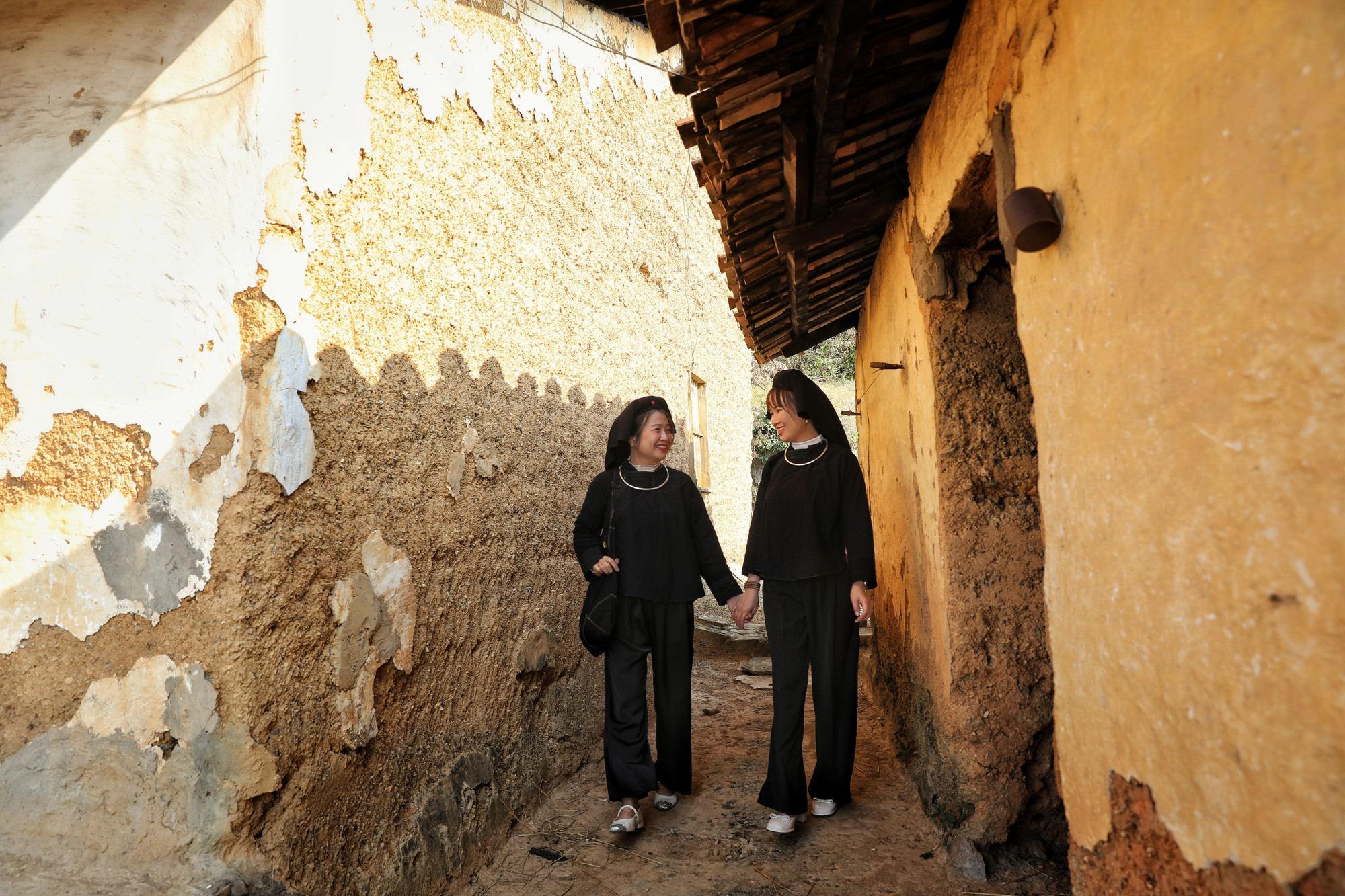 Những nếp nhà trình tường đất với mái ngói âm dương của người dân tộc Nùng ở bản Bắc Hoa được gìn giữ khá nguyên vẹn.