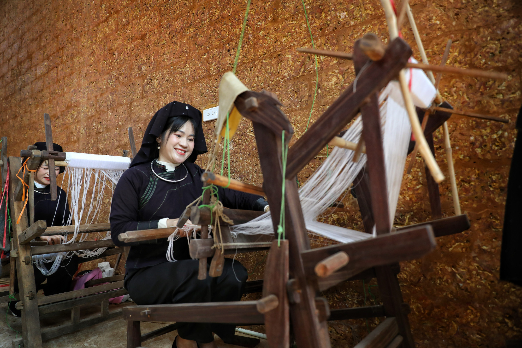 Nghề dệt thổ cẩm thủ công là một trong những nét văn hóa của người dân địa phương ở bản Bắc Hoa, Bắc Ninh.