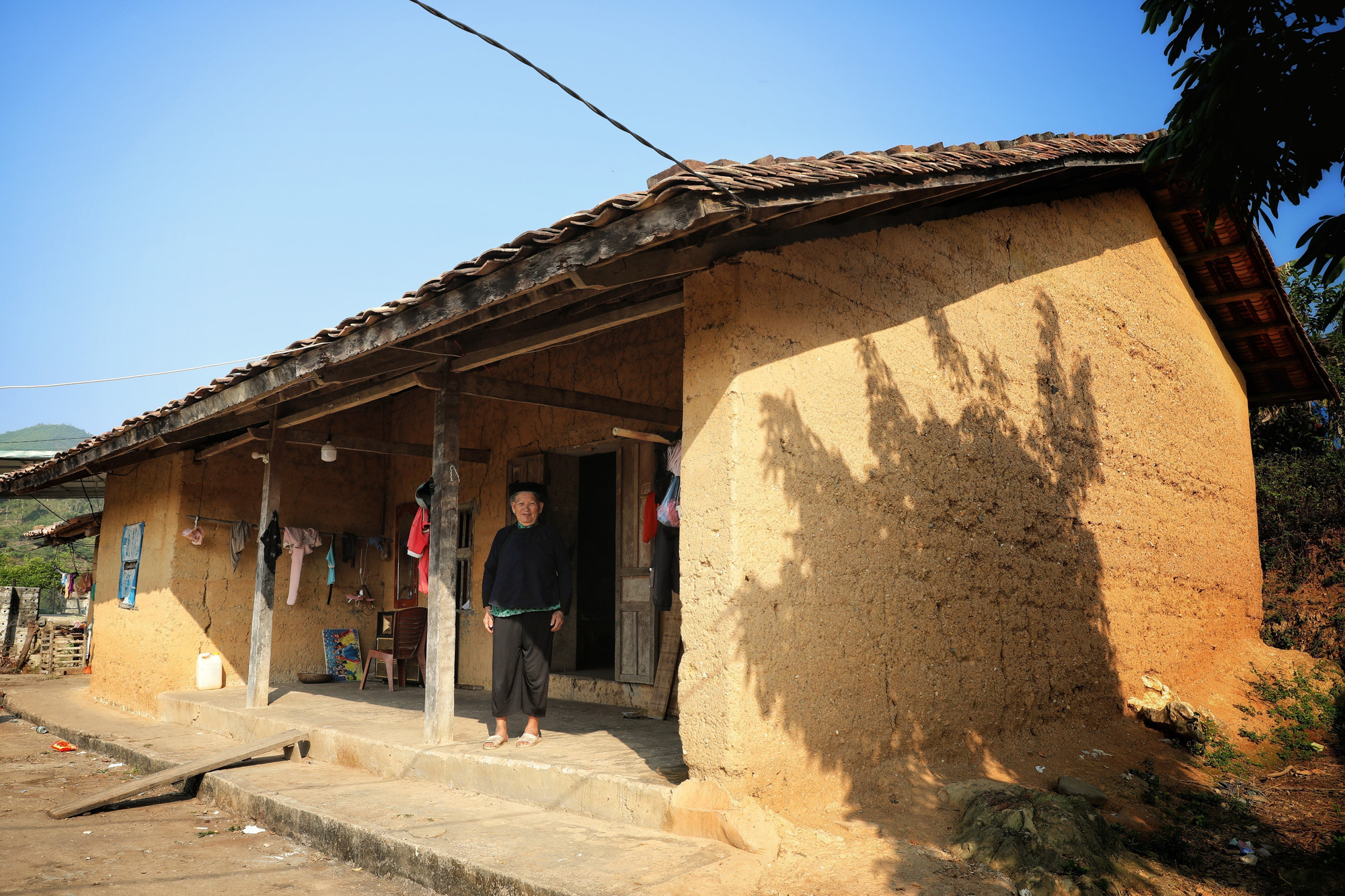 Những nếp nhà trình tường đất với mái ngói âm dương của người dân tộc Nùng ở bản Bắc Hoa được gìn giữ khá nguyên vẹn.