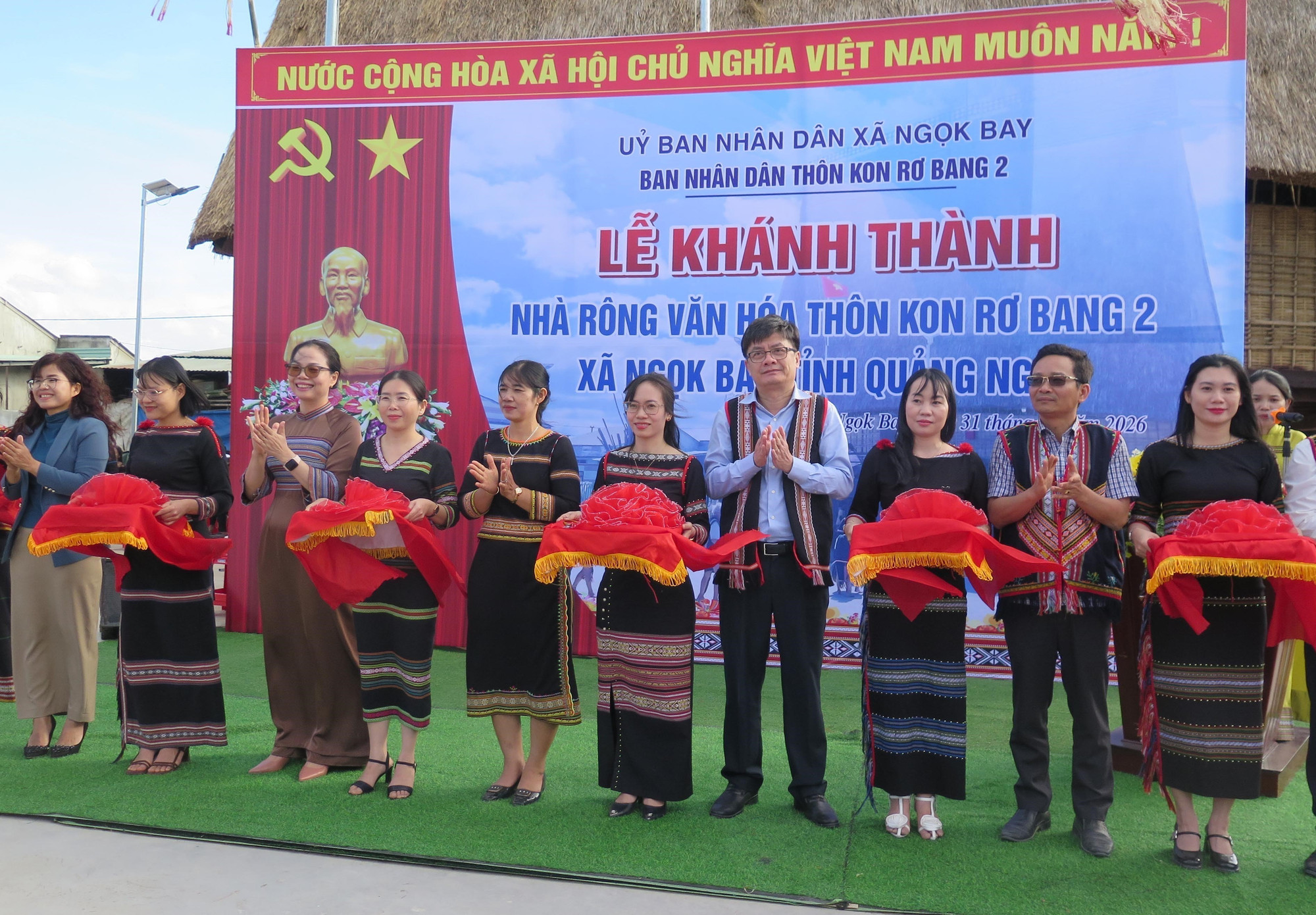 Các cắt băng khánh thành nhà Rông.