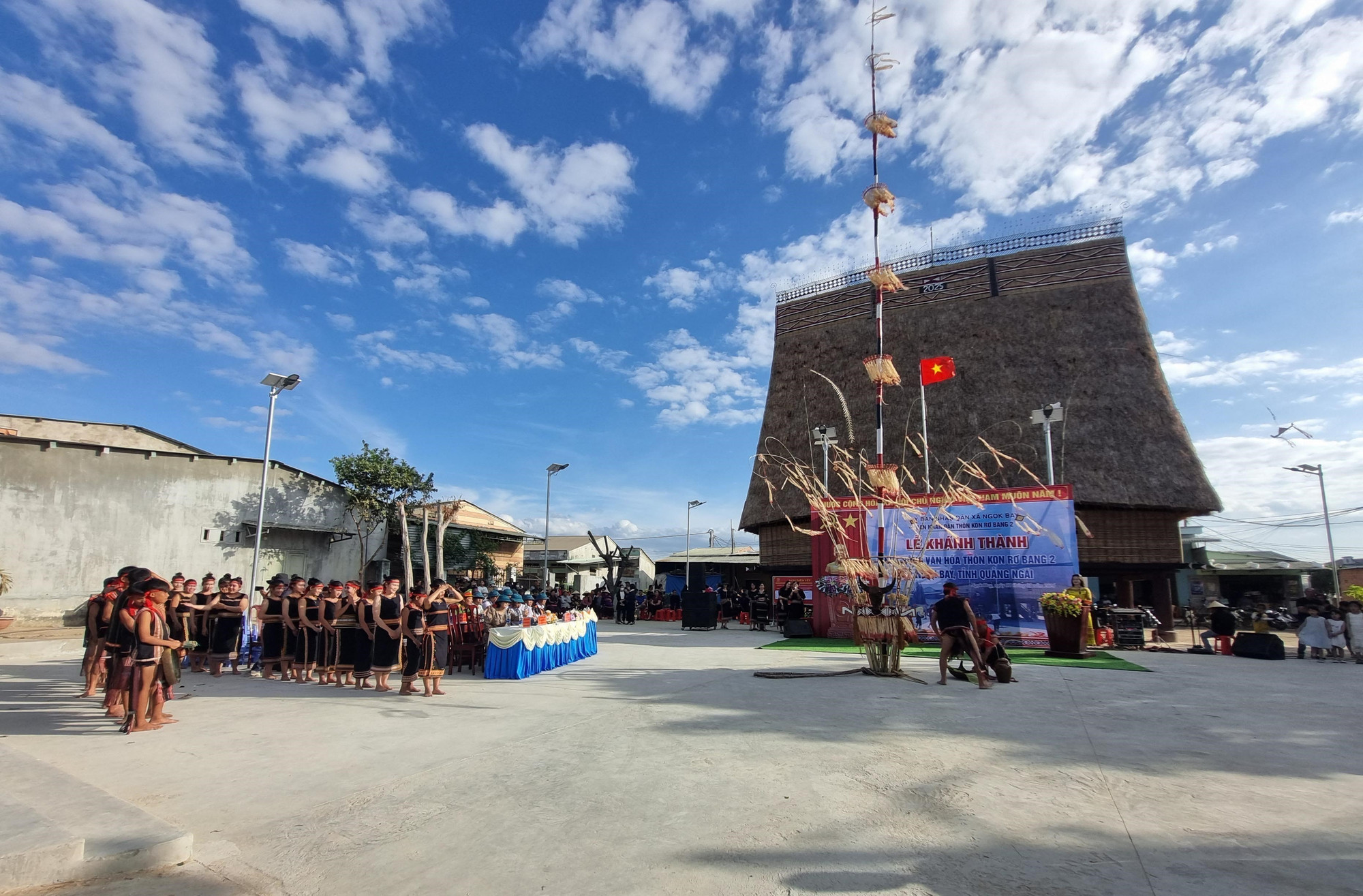 Lễ mừng nhà Rông mới được bà con thôn Kon Rơ Bang 2 tái hiện tại Lễ Khánh thành.