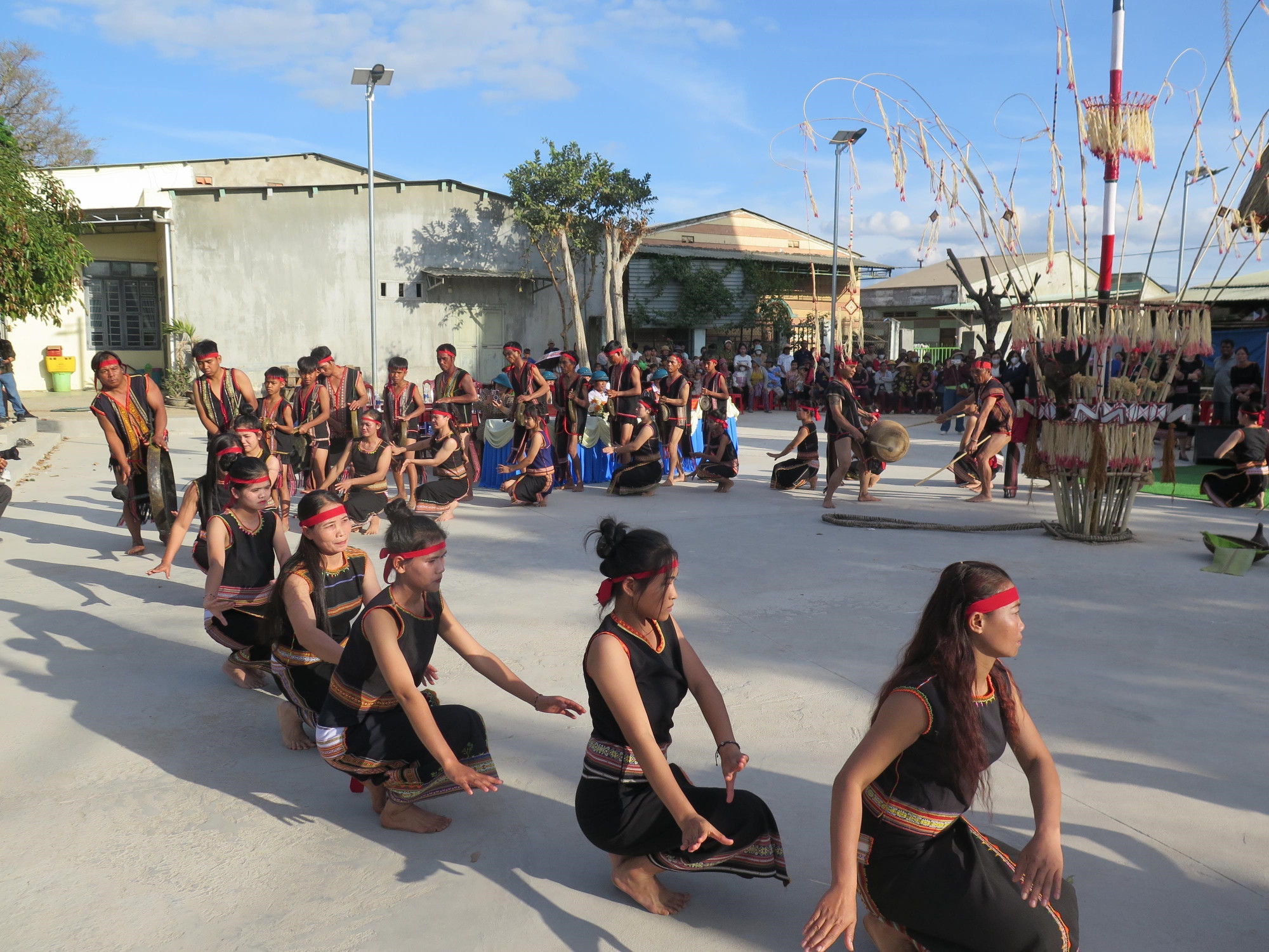 Lễ mừng nhà Rông mới được bà con thôn Kon Rơ Bang 2 tái hiện tại Lễ Khánh thành. Ảnh: Dư Toán - TTXVN