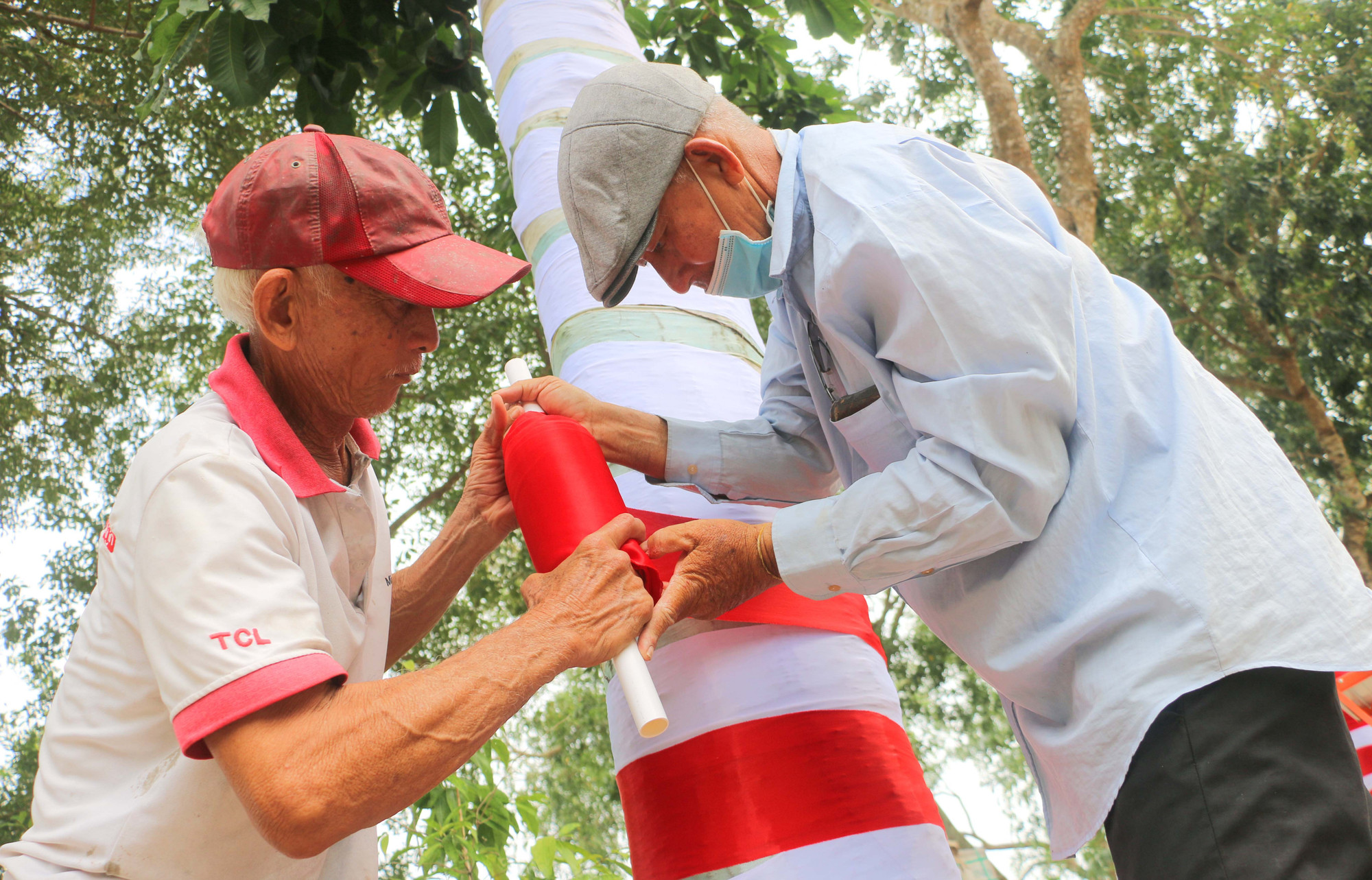 Ông Trần Văn Ngọc tranh thủ trang trí xong những gốc cây lớn xung quanh khuôn viên Nhà thờ Tri Tôn (khóm 6, xã Tri Tôn, tỉnh An Giang) sau đó sẽ về trang trí tiểu cảnh ở ngôi nhà của mình.