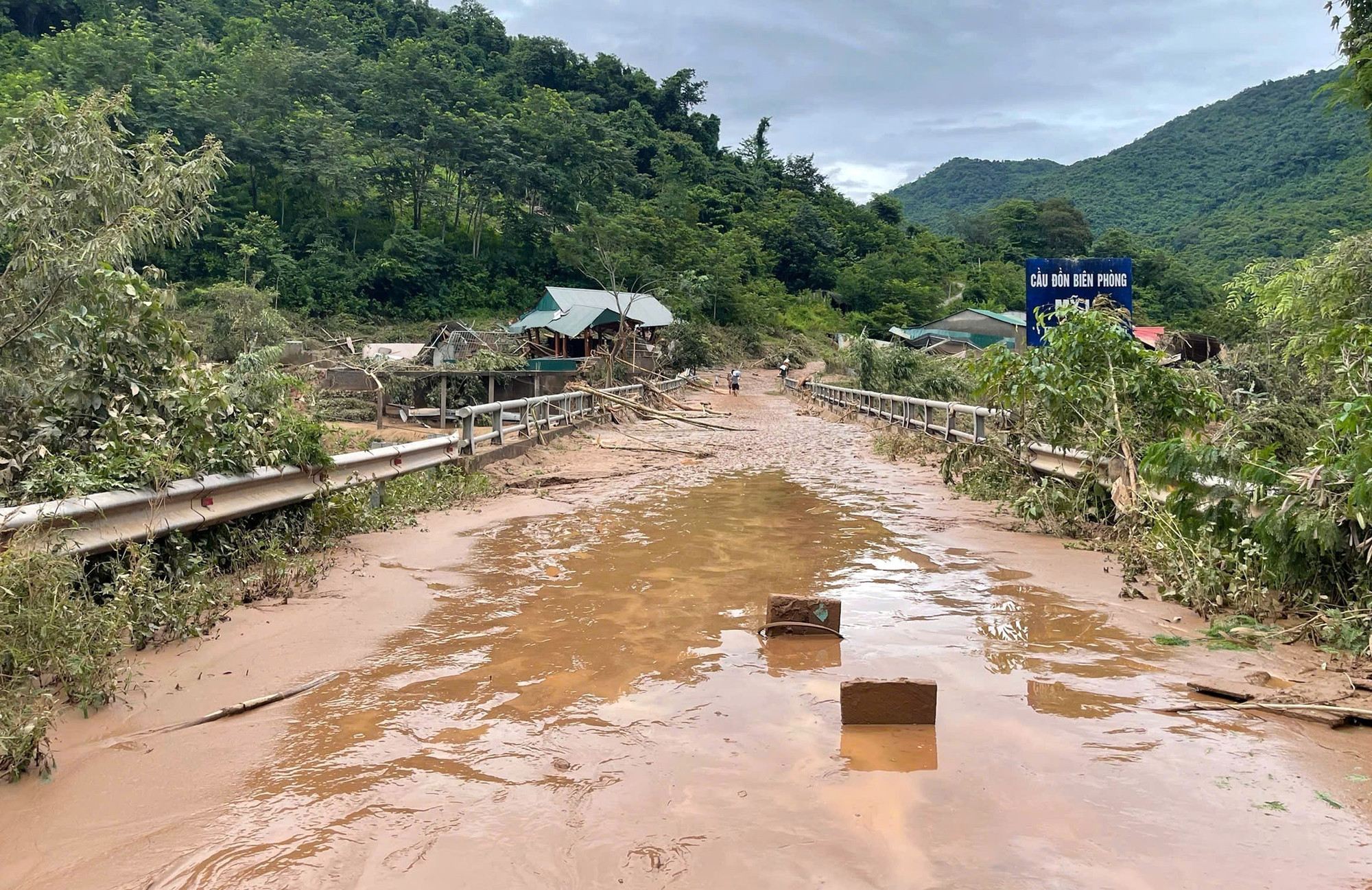 Xã biên giới Mỹ Lý (Nghệ An) hiện vẫn bị cô lập với bên ngoài do các tuyến đường bị chia cắt. Ảnh: TTXVN phát mua-lu-nghe-an-23072025-12.jpg