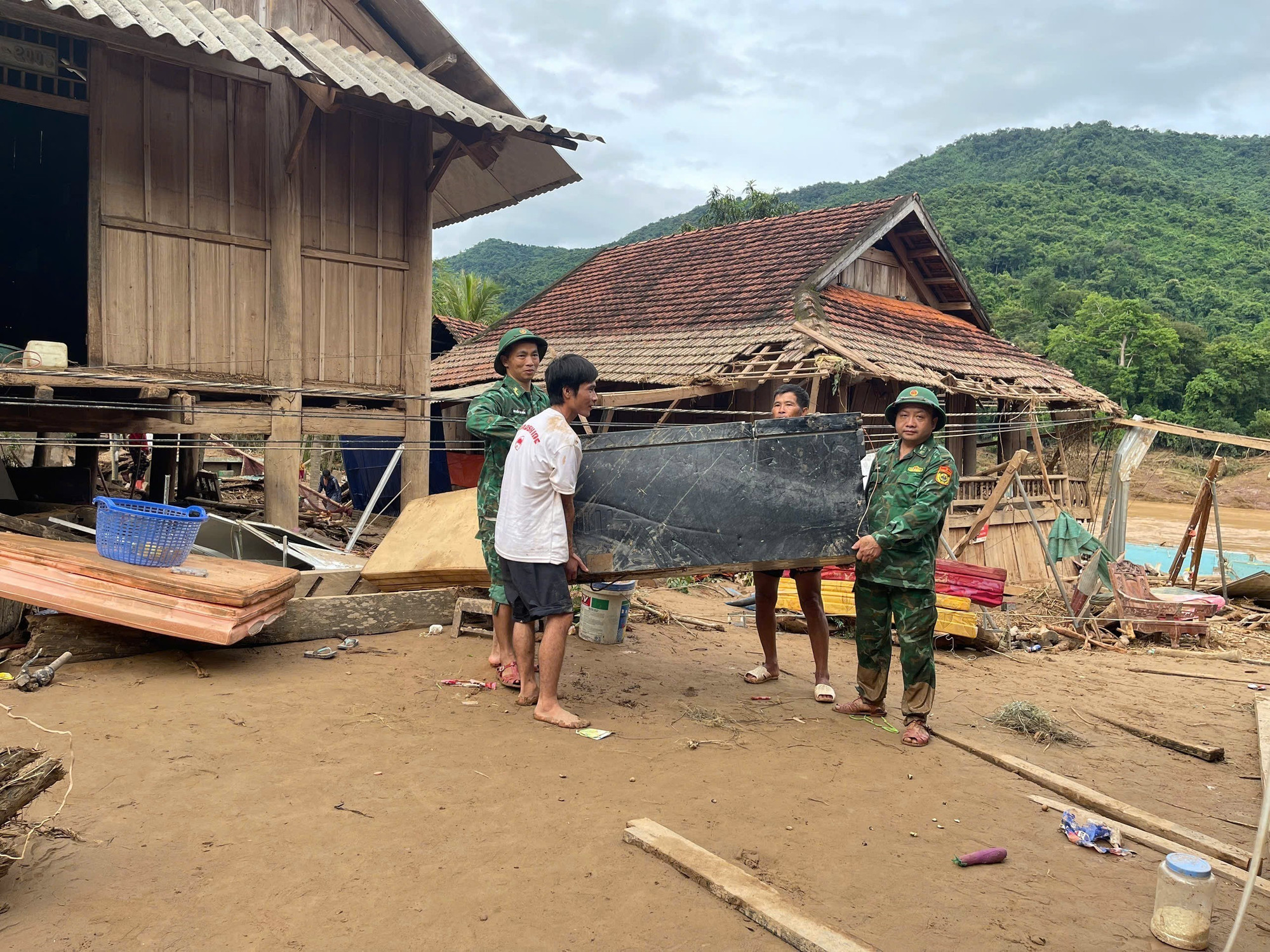 Bộ đội biên phòng cùng người dân địa phương tích cực khắc phục hậu quả mưa lũ. Ảnh: TTXVN phát Bộ đội biên phòng cùng người dân địa phương tích cực khắc phục hậu quả mưa lũ. Ảnh: TTXVN phát