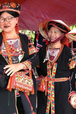 Đặc sắc phiên chợ 'mua may, bán rủi' dưới chân dãy Cham Chu hùng vĩ