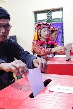 Đồng bào các dân tộc nơi cực Tây Tổ quốc nô nức đến điểm bỏ phiếu