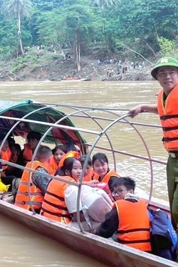 Hỗ trợ giáo viên, học sinh vùng thiệt hại do lũ qua sông tựu trường