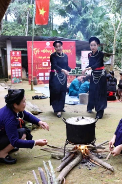 Bên mái nhà sàn, cùng đồng bào Tuyên Quang đón Tết đoàn viên