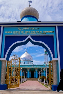 Từ cổng nhìn vào thánh đường Masjid Al Khairiyah có kiến trúc với màu sắc rất nổi bật, độc đáo, huyền bí, điểm tham quan lý tưởng cho những du khách đam mê khám phá về văn hóa bản địa. Ảnh: An Hiếu