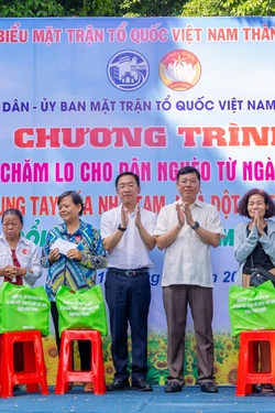 Lãnh đạo Quận ủy, UBND quận Bình Thạnh trao tặng các phần quà cho các hộ nghèo, cận nghèo tại chương trình Tháng cao điểm “Vì người nghèo” năm 2024. Ảnh: An Hiếu