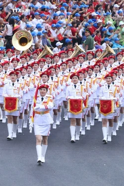 Khối nữ quân nhạc diễu binh trong lễ kỷ niệm. Ảnh: Tuấn Anh - TTXVN