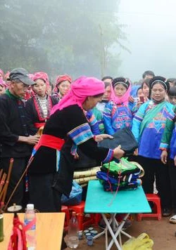 “Hát kể” trong đám cưới của người Phù Lá