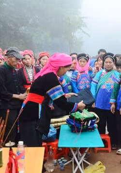 “Hát kể” trong đám cưới của người Phù Lá