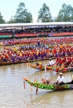 Các đội ghe Ngo tập kết chuẩn bị thi đấu tại giải đua ghe Ngo Sóc Trăng 2020. (Ảnh: Trung Hiếu/TTXVN)