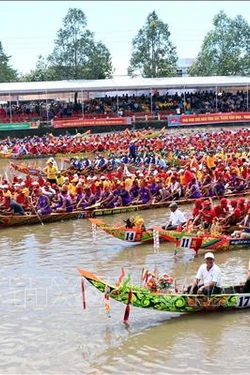 Gìn giữ lễ hội truyền thống đặc sắc đua ghe Ngo của đồng bào Khmer