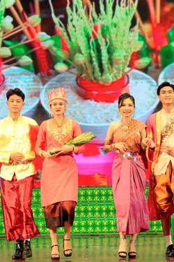 Trình diễn giới thiệu trang phục dân tộc Khmer trong hoạt động nông nghiệp, đi chùa, lễ cưới. Ảnh: An Hiếu