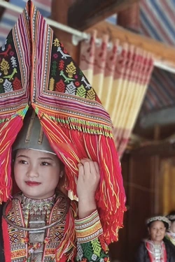 Trang phục truyền thống của cô dâu người Dao đỏ ấn tượng với chiếc "sừng" trên đầu. Ảnh: Tuấn Anh-TTXVN