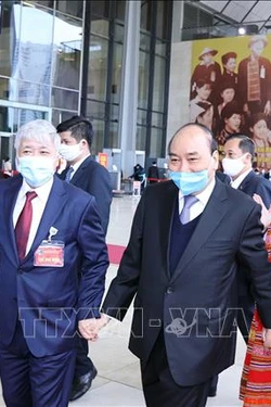 Thủ tướng Nguyễn Xuân Phúc và Bộ trưởng, Chủ nhiệm Ủy ban Dân tộc Đỗ Văn Chiến gặp gỡ, giao lưu với các nghệ sĩ dân tộc thiểu số. Ảnh: Thống Nhất – TTXVN