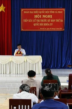 Quang cảnh buổi tiếp xúc cư tri xã Khánh An. Ảnh: Kim Há-TTXVN