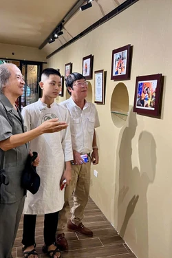 Triển lãm ảnh "Tia sáng kỳ diệu" - cảm xúc mãnh liệt với trẻ rối loạn phát triển
