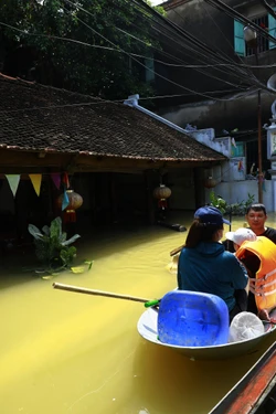 Làng cổ Thổ Hà ngập sâu trong nước lũ