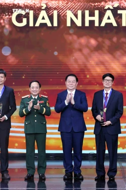 Trao giải Cuộc thi và Triển lãm ảnh nghệ thuật cấp quốc gia “Tự hào một dải biên cương”