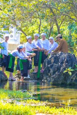 Say lòng khúc hát, điệu múa dân gian dân tộc Thổ