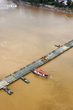 Vụ sập cầu Phong Châu: Lắp đặt cầu phao dã chiến phục vụ đi lại của người dân