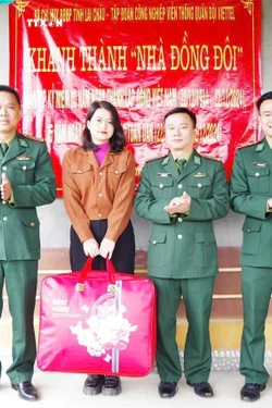 Lai Châu: Bàn giao “Nhà đồng đội” tặng quân nhân khó khăn