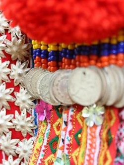 Ấn tượng trang sức bạc trên trang phục truyền thống của phụ nữ Dao đỏ