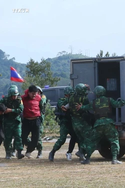 Diễn tập liên hợp đánh bắt tội phạm ma túy qua biên giới Việt Nam - Lào