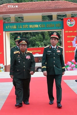 Hai Bộ trưởng Quốc phòng Việt Nam và Lào thăm Đồn Biên phòng cửa khẩu Lóng Sập