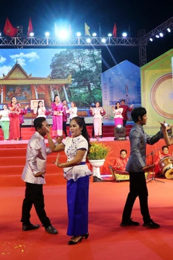 Đồng bào Khmer Sóc Trăng trong trang phục truyền thống biểu diễn múa Răm vông. Ảnh: Trung Hiếu - TTXVN 