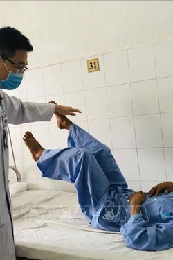 Ngày 2/6, bệnh nhân hồi phục tốt, thực hiện y lệnh của bác sĩ. Ảnh: TTXVN phát