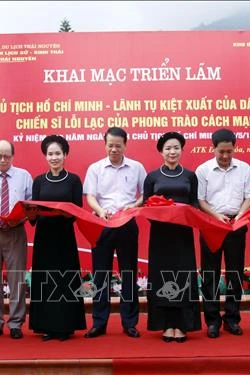 Các đại biểu cắt băng khai mạc Triển lãm. Trong ảnh: TTXVN