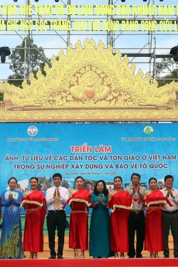 Các đại biểu cắt băng khai mạc triển lãm. Ảnh: Trung Hiếu - TTXVN