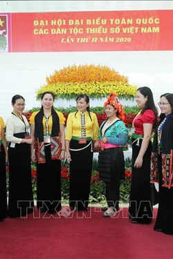 Các đại biểu trong trang phục truyền thống đến dự Đại hội. Ảnh: Dương Giang - TTXVN 