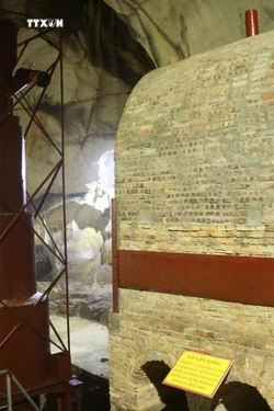 Lò gió nóng hình vòm (nhìn xuống lò đứng) có 2 cửa để tiếp nhiên liệu và lấy phế liệu. Ảnh: TTXVN phát