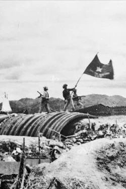 Ngày 7/5/1954, toàn bộ tập đoàn cứ điểm của địch ở Điện Biên Phủ đã bị quân ta tiêu diệt, lá cờ "Quyết chiến quyết thắng" đang phấp phới bay trên nóc hầm Đờ Cát. Ảnh: TTXVN