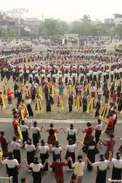 Xác lập kỷ lục đồng diễn Xòe Thái mừng 70 năm Chiến thắng Điện Biên Phủ