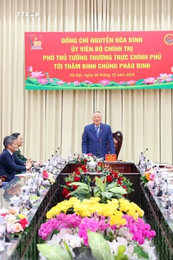Phó Thủ tướng Thường trực Nguyễn Hòa Bình thăm, chúc mừng cán bộ, chiến sỹ Binh chủng Pháo binh