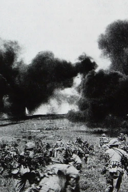 Bộ đội ta xông lên đánh chiếm cứ điểm Him Lam, mở màn chiến dịch Điện Biên Phủ , chiều ngày 13/3/1954. Ảnh: Tư liệu