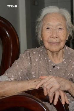 Bà Vương Thị Xuân Vy (sinh năm 1933, nguyên quán ở huyện Đông Sơn, tỉnh Thanh Hóa) hiện đang sinh sống ở quận Thanh Khê, thành phố Đà Nẵng từng tham gia vận chuyển lương thực trong chiến dịch Điện Biên Phủ. Ảnh: Văn Dũng-TTXVN 